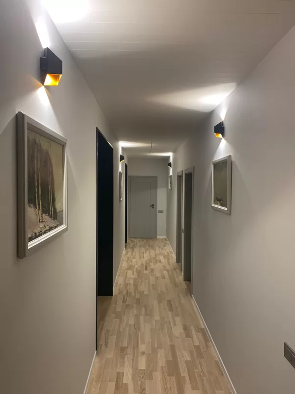 Telpas apgaismojums, slēdžu un rozetes izvietojums.